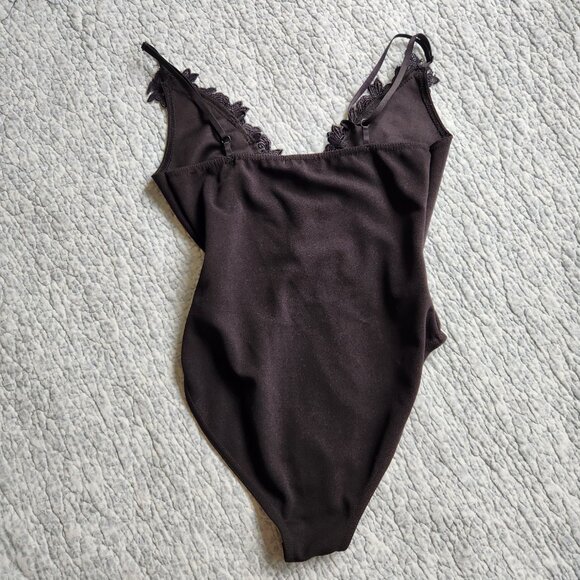 PrettyLittleThing Black Bodysuit with Crochet Floral Front Design - Picture 3 of 8